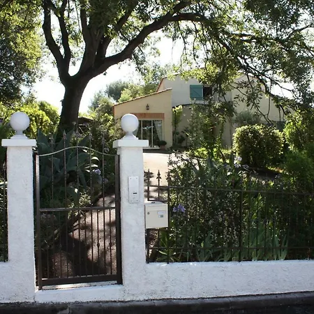 Ecole Buissonniere 아파트 *