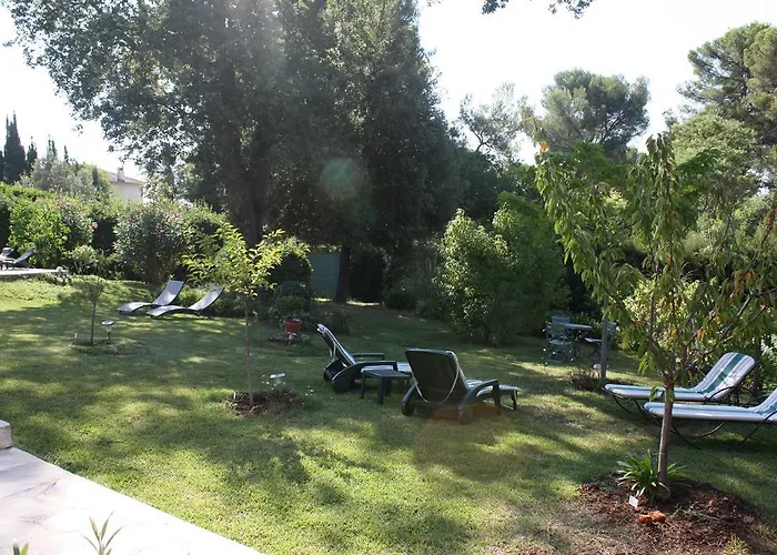 Ecole Buissonniere Антиб